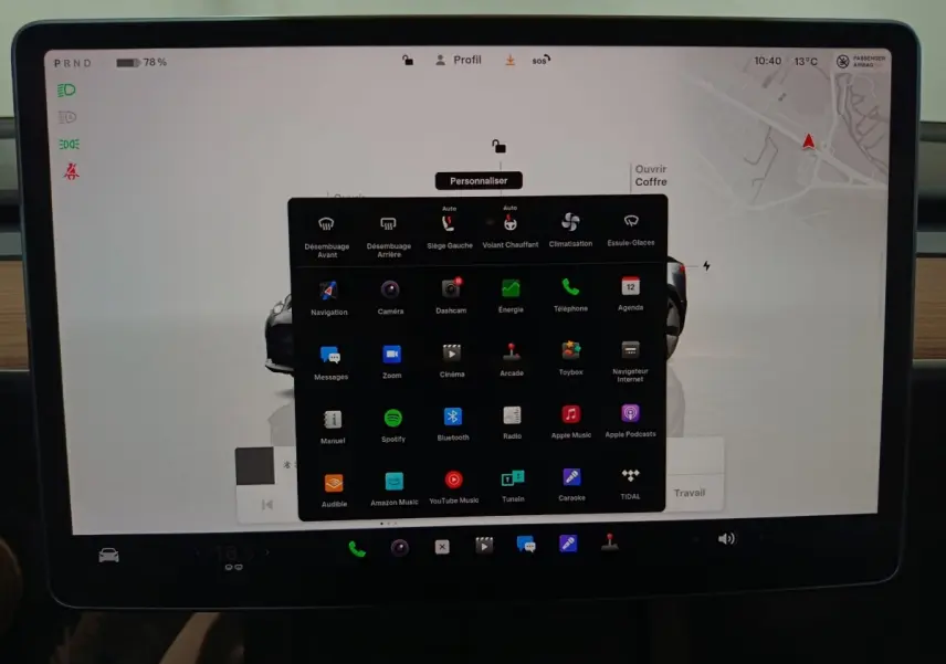 Écran tactile central de 15 pouces de la Tesla Model 3 gris foncé, affichant le menu des applications en intérieur.