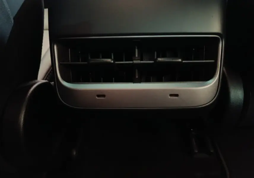 Détail de la sortie d'air arrière noire dans l'habitacle d'une Tesla Model 3 Grande Autonomie gris foncé 2022.