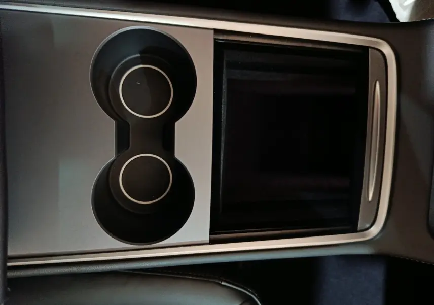 Vue plongeante sur la console centrale noire et grise avec porte-gobelets de la Tesla Model 3 Grande Autonomie 2022.