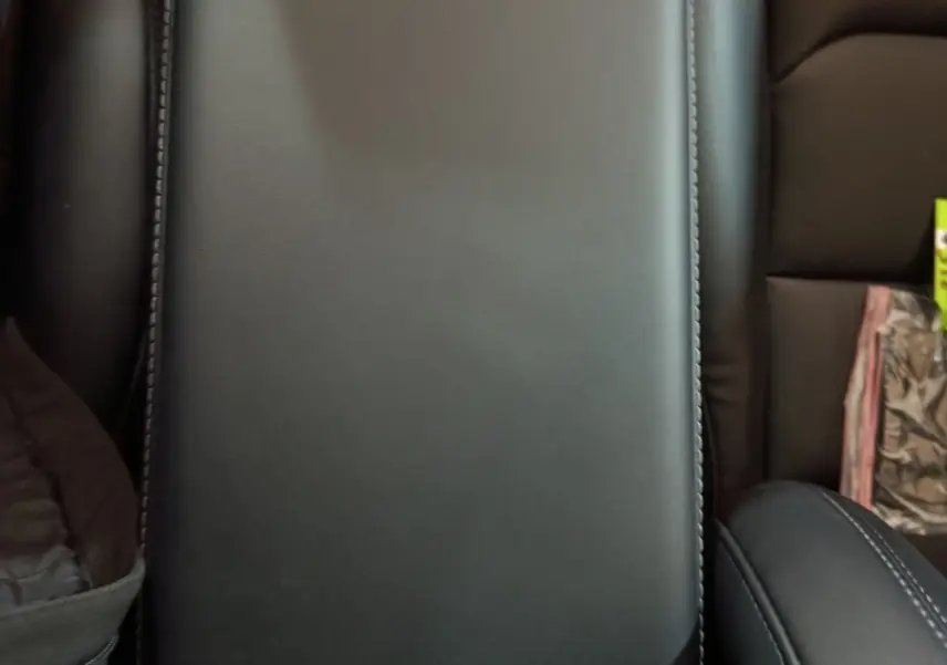 Vue rapprochée de l'accoudoir central en cuir noir de la Tesla Model 3 Grande Autonomie 2022.