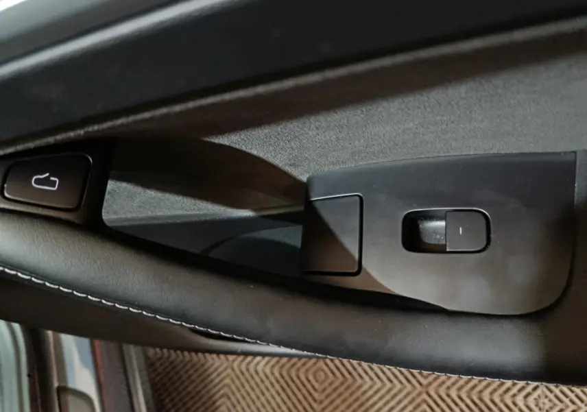 Détail de la poignée intérieure noire côté conducteur d’une Tesla Model 3 Grande Autonomie 2022.