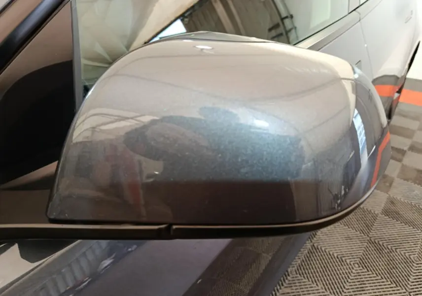 Rétroviseur droit gris foncé de la Tesla Model 3 Grande Autonomie 2022, avec caméra intégrée visible.