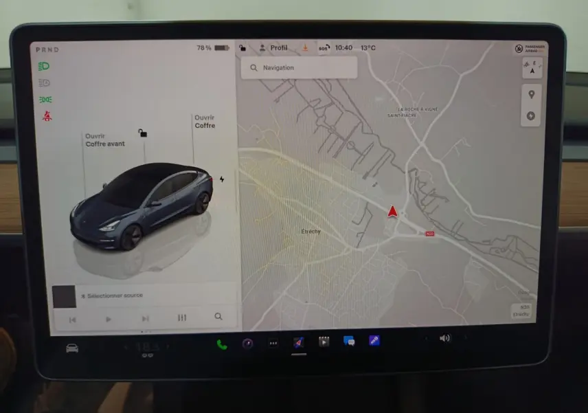Écran tactile central affichant la navigation et une vue 3/4 avant d'une Tesla Model 3 gris foncé.