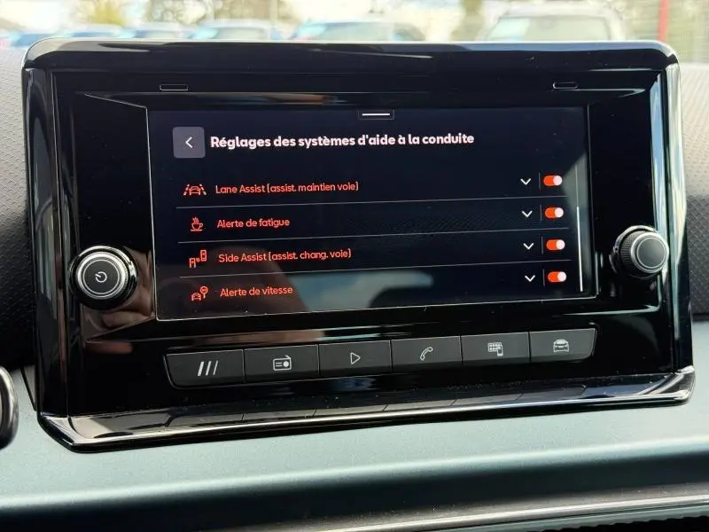 Écran tactile central du tableau de bord du SEAT Arona 2025 affichant les réglages des aides à la conduite.