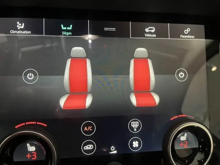 Écran tactile intérieur du Range Rover Evoque noir Santorini montrant le réglage des sièges chauffants côté conducteur et passager.