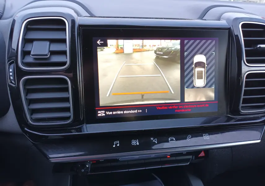 Écran central du tableau de bord du Citroën C5 Aircross 2020 montrant la caméra de recul avec vue arrière et top-view du véhicule.