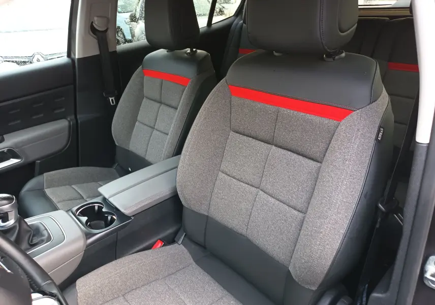 Vue intérieure côté conducteur du Citroën C5 Aircross 2020, sièges gris avec bande rouge et cuir noir.