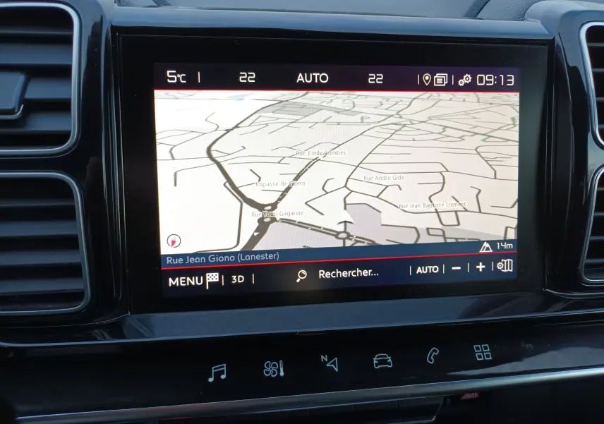 Écran tactile central du tableau de bord du Citroën C5 Aircross 2020 affichant la navigation GPS et les commandes multimédia.