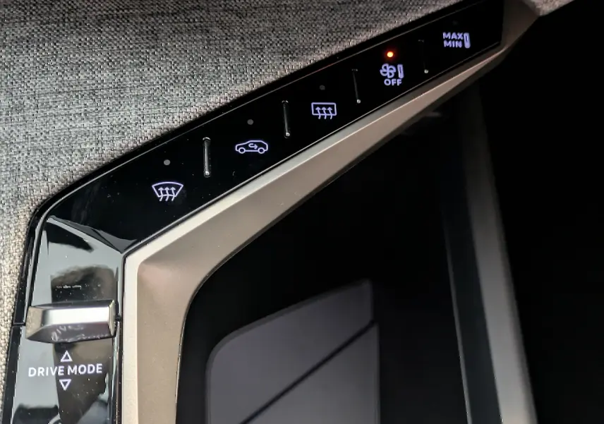 Gros plan sur la console centrale noire et grise avec commandes tactiles et bouton Drive Mode du Peugeot 5008 blanc Okenite.