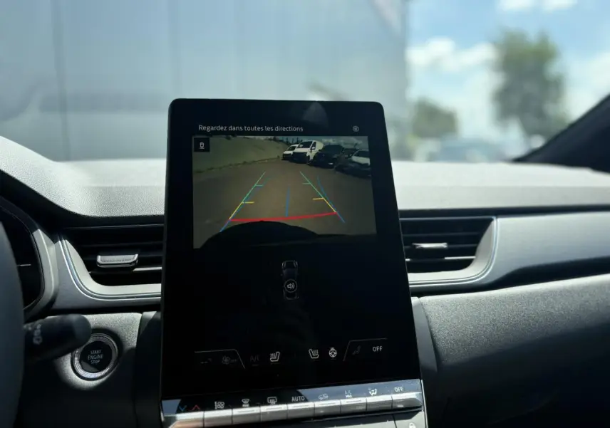 Écran central tactile affichant la caméra de recul dans l'habitacle du Renault Captur noir étoile 2025.