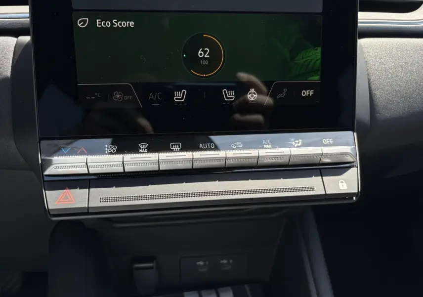 Vue rapprochée de la console centrale du Renault Captur 2025, affichant les commandes climatisation et écran tactile.