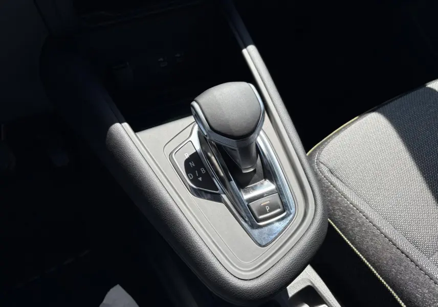 Le levier de vitesse automatique du Renault Captur noir étoile, vu en gros plan côté console centrale.