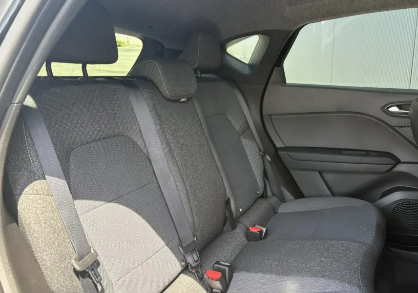 Banquette arrière en tissu gris vue côté droit dans le Renault Captur noir étoile 2025 hybride.