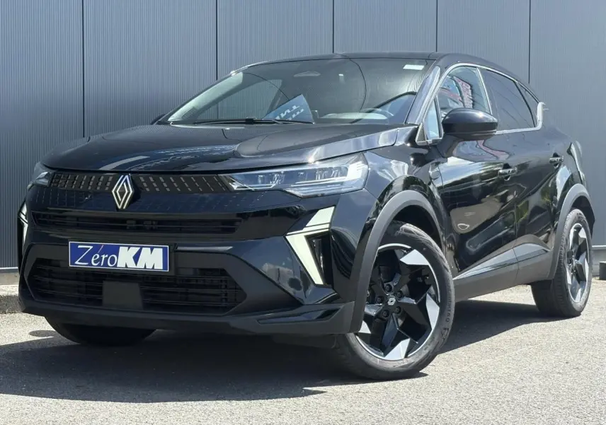 Renault Captur 2025 noir étoile en 3/4 avant droit avec jantes alu 18 pouces et calandre moderne noire.