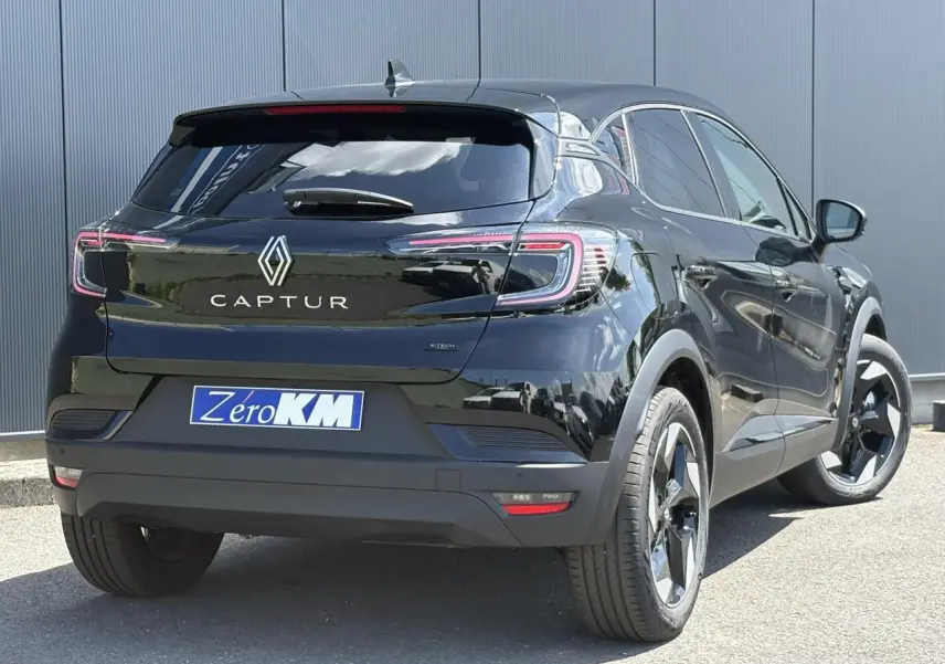Vue 3/4 arrière droite du Renault Captur noir étoile avec feux LED et jantes aluminium 18 pouces.