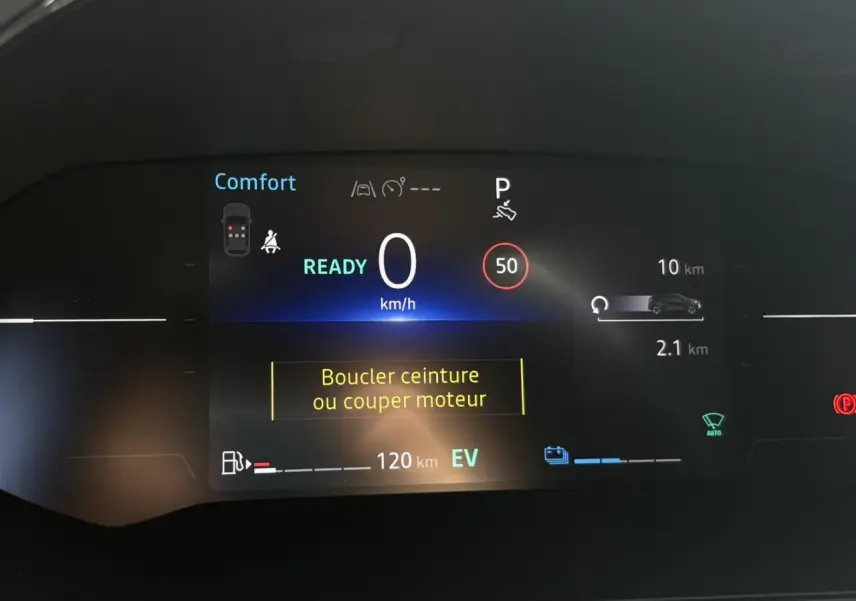 Tableau de bord numérique du Renault Captur noir, affichant la vitesse à 0 km/h et mode confort activé.