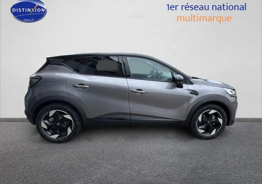 Profil droit du Renault Captur 1.6 e-tech hybride 145 techno gris cassiopée avec jantes alu noires et toit noir.