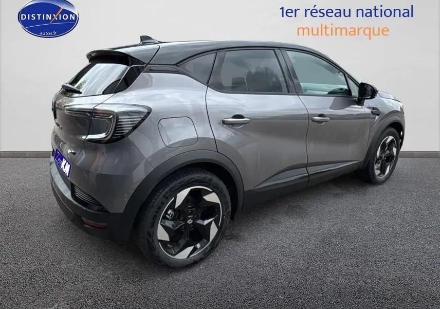 Vue 3/4 arrière droite du Renault Captur 1.6 e-tech hybride gris cassiopée avec jantes alu noires et becquet arrière.