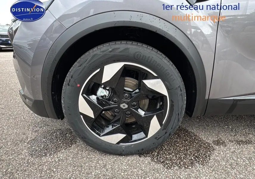 Gros plan sur la roue avant gauche du Renault Captur gris cassiopée avec jante alu noire et argentée au design moderne.