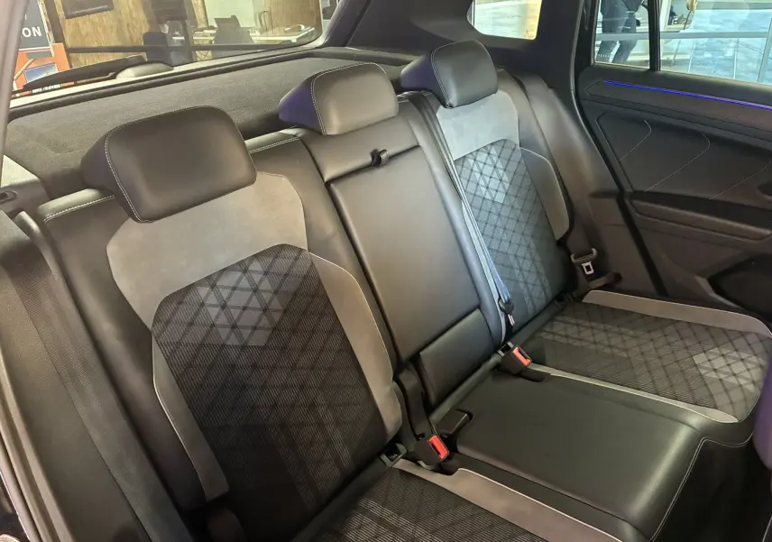 Vue intérieure sur la banquette arrière noire et grise en tissu avec motifs géométriques du Volkswagen Tiguan R-Line 2022.