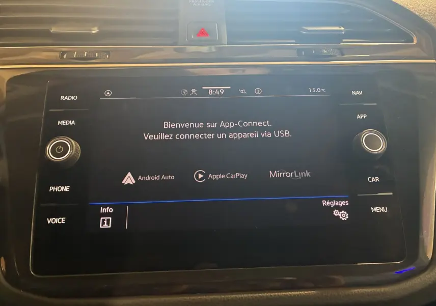 Écran tactile central du tableau de bord du Volkswagen Tiguan noir, affichant l'interface App-Connect avec options USB.