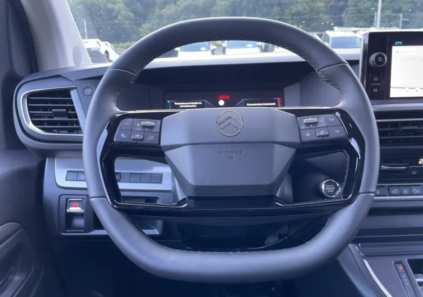 Vue centrée sur le volant noir du Citroën Spacetourer 180 EAT8 Business Pack gris acier, avec tableau de bord digital et écran tactile.