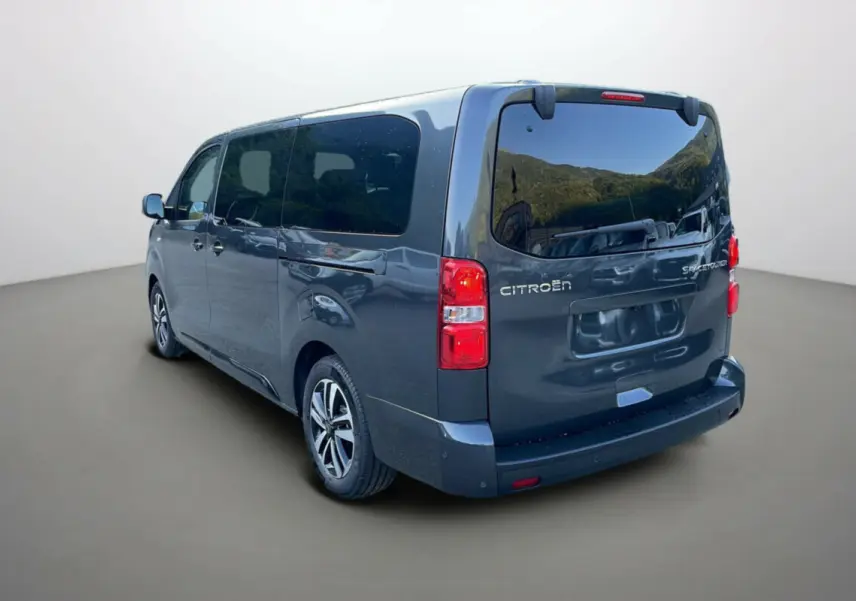 Vue 3/4 arrière droite d'un Citroën Spacetourer gris acier 2025 avec vitres teintées et feux arrière rouges.