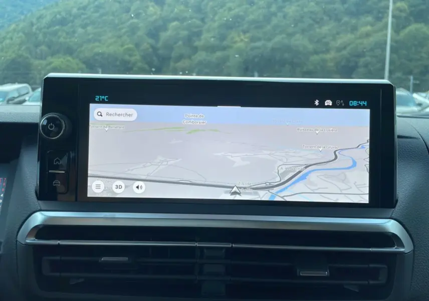 Écran tactile central du tableau de bord du Citroën Spacetourer gris acier 2025 affichant une carte de navigation.