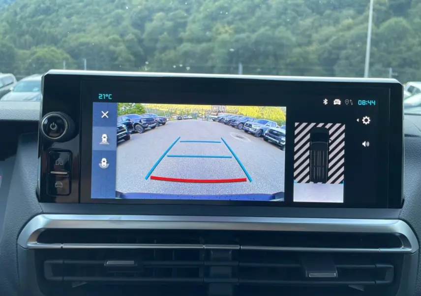Écran central du Citroën Spacetourer 180 EAT8 Business Pack 2025 gris acier montrant la caméra de recul et l'aide au stationnement.