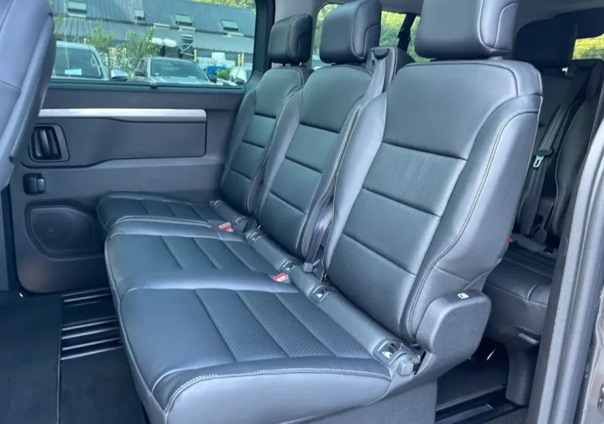 Vue intérieure côté droit sur la banquette arrière en cuir noir du Citroën Spacetourer 180 EAT8 Business Pack gris acier 2025.