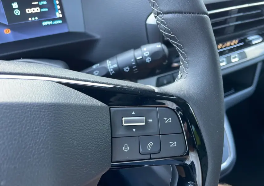 Gros plan sur les commandes du volant noir du Citroën Spacetourer 180 EAT8 Business Pack 2025, intérieur moderne.
