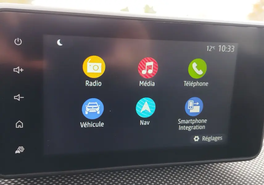 Écran tactile central de la Dacia Sandero Stepway 2021 affichant les icônes radio, média, téléphone, navigation et réglages.