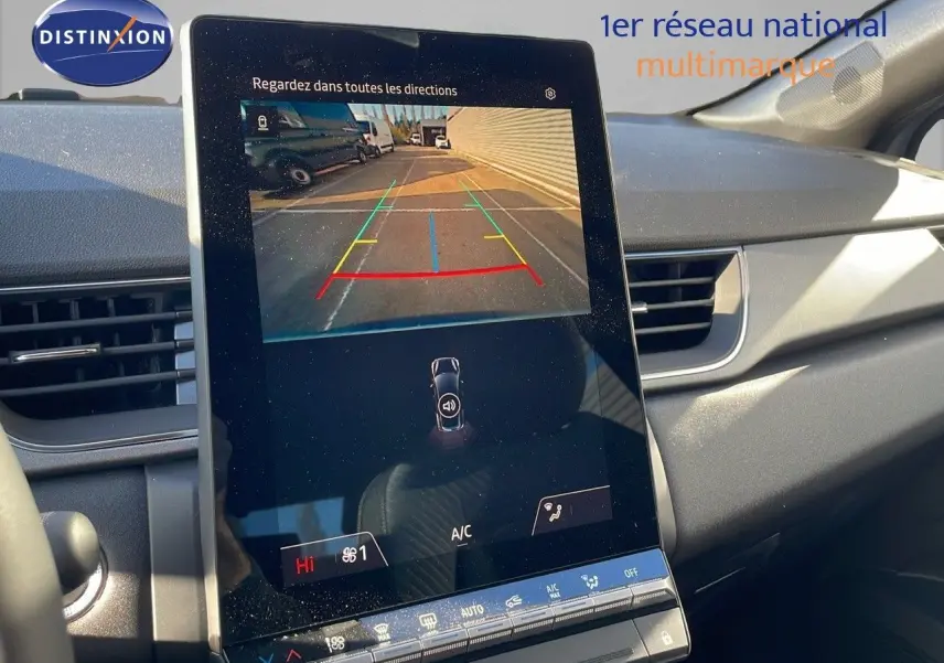 Écran central tactile du Renault Captur E-Tech Hybrid 2025 montrant la caméra de recul avec tableau de bord gris.