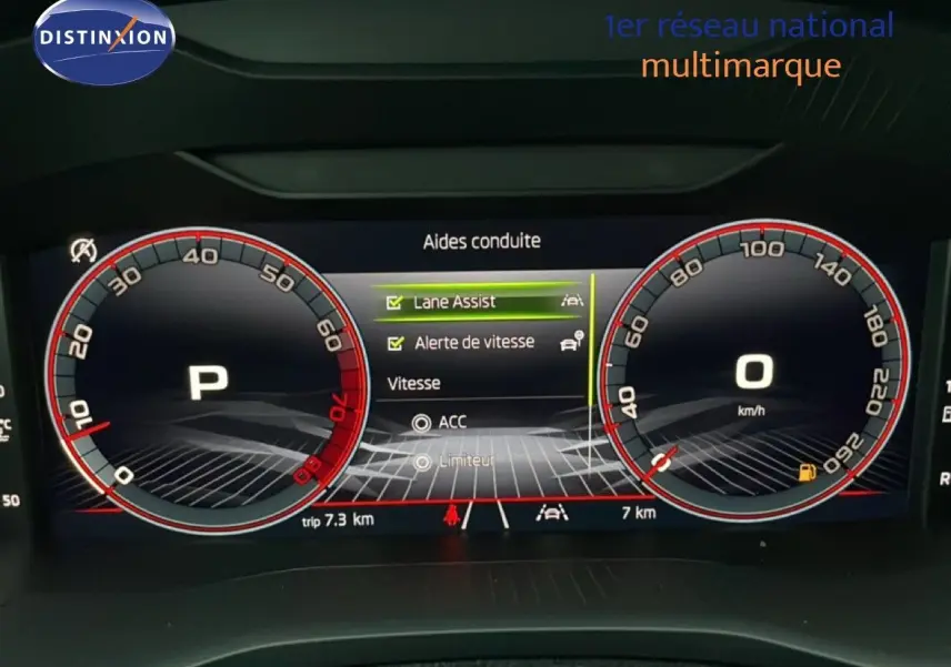 Affichage numérique du tableau de bord SKODA KAROQ 2025, montrant les aides à la conduite et la vitesse à 0 km/h.