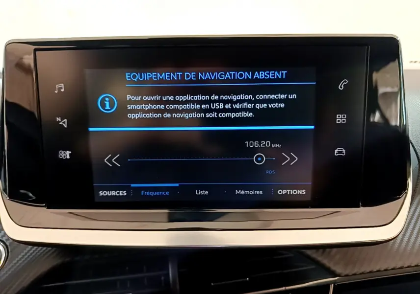 Écran tactile central du tableau de bord de la Peugeot 2008 gris foncé, affichant un message d'absence de navigation.