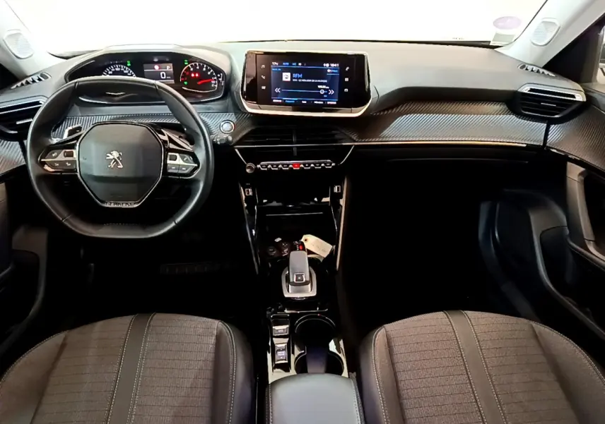 Vue intérieure frontale du poste de conduite du Peugeot 2008 2022 avec volant cuir multifonctions et écran tactile central.