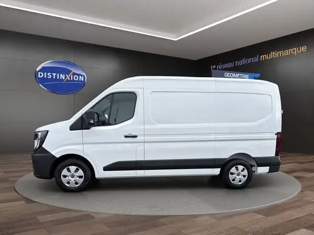 Vue latérale droite d’un utilitaire Renault Master blanc, avec jantes argentées et bandeau noir sur le bas de caisse.