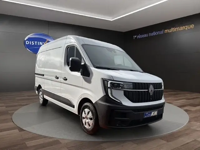 Renault Master blanc en vue 3/4 avant droit, avec calandre noire distinctive et pare-chocs noir mat.