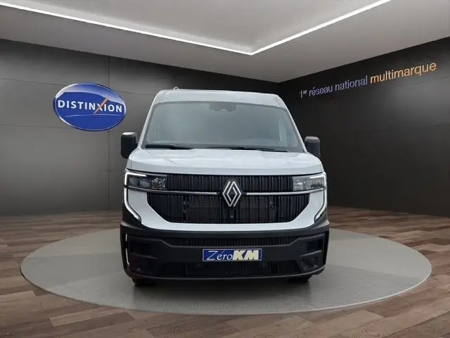 Vue avant d’un Renault Master blanc avec calandre noire et logo Renault bien visible en showroom.