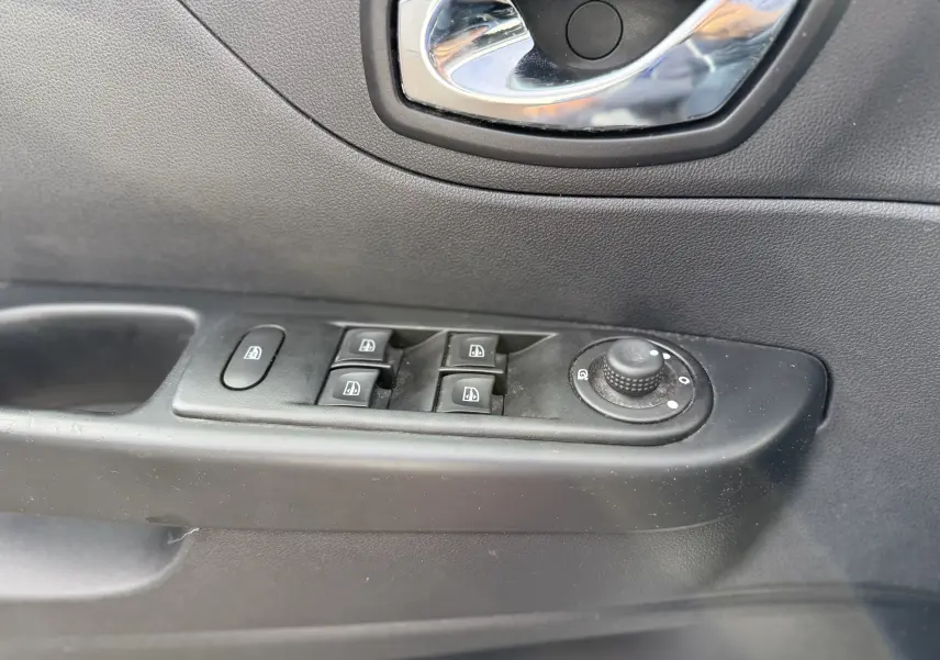 Gros plan sur la commande des vitres électriques et réglage des rétroviseurs côté gauche d'une Renault Captur blanc 2017.