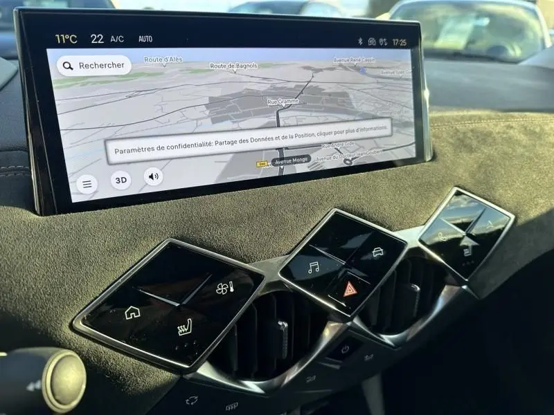 Vue intérieure du tableau de bord du DS3 1.2 Hybride 145 Étoile, avec écran tactile et commandes tactiles angulaires.