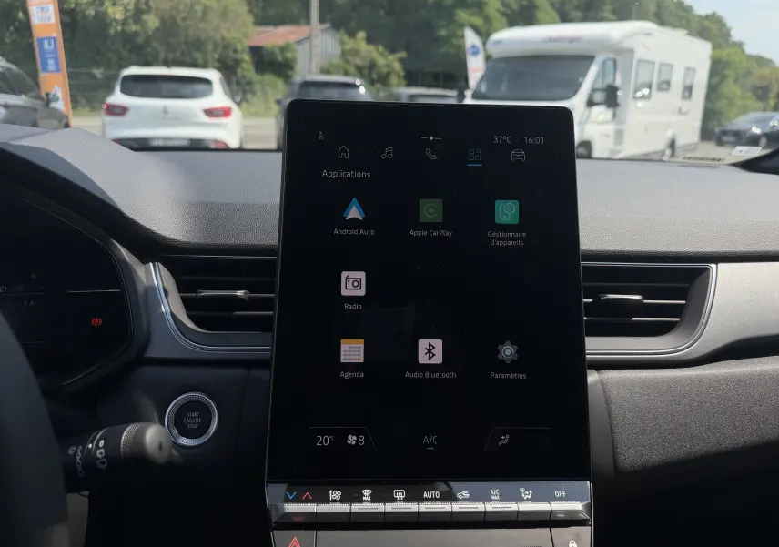 Vue intérieure centrée sur l'écran tactile vertical du tableau de bord du Renault Captur 2026, volant partiel visible.