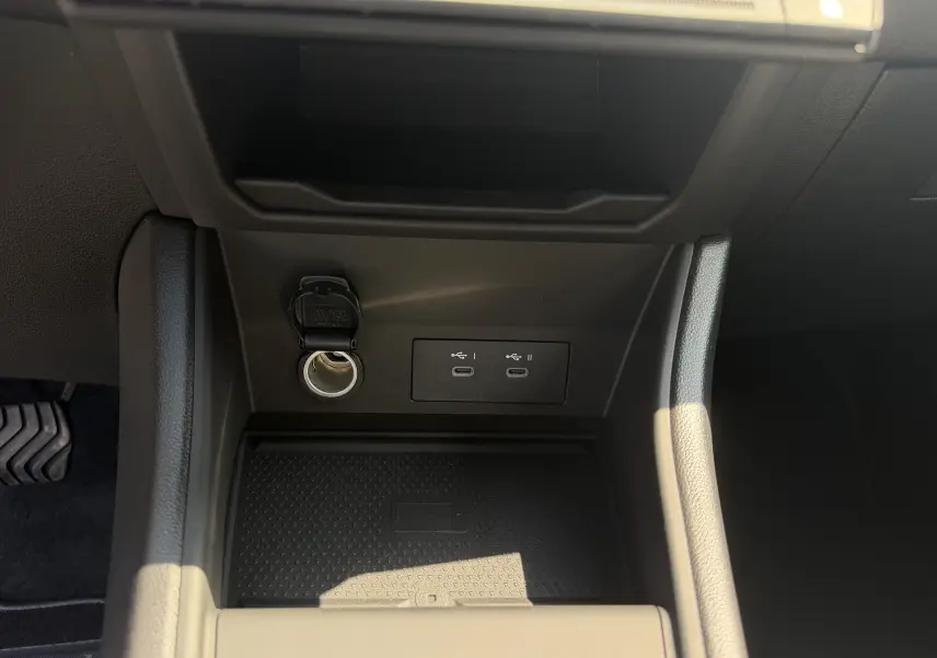 Gros plan sur la console centrale du Renault Captur 2026, montrant prise 12V et deux ports USB-C noirs.
