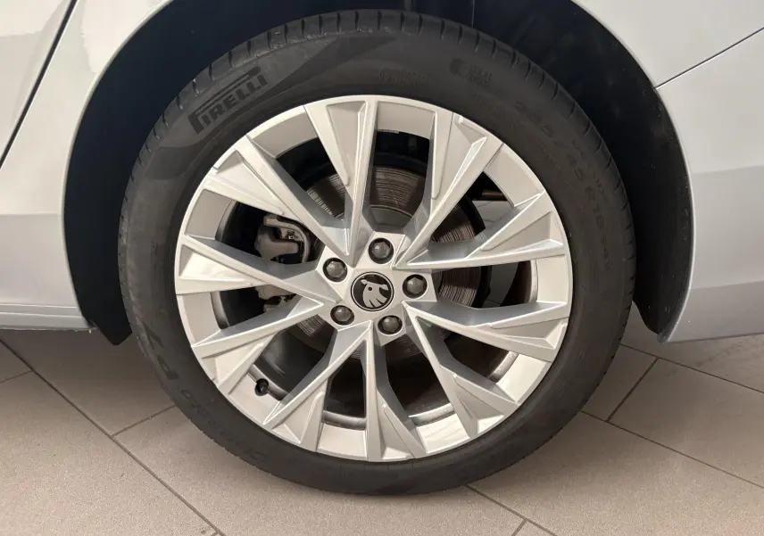 Gros plan sur la jante alliage Dofida 18'' argent et pneu Pirelli montés sur une Skoda Superb Combi gris argent.