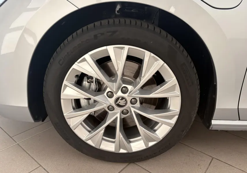 Gros plan sur la jante alliage argent 18 pouces côté avant droit du Skoda Superb Combi gris argent 2025.