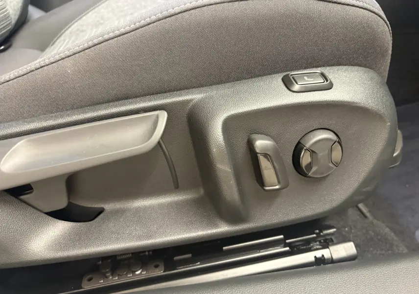 Détail des commandes de réglage manuel du siège avant côté conducteur dans une Skoda Superb Combi gris argent 2025.