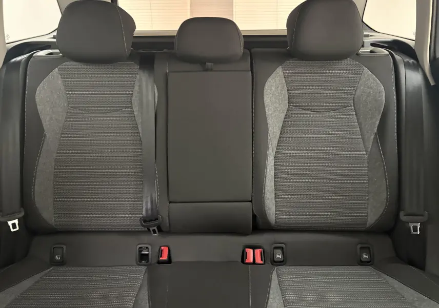 Vue intérieure arrière des sièges arrière gris foncé et tissu texturé de la Skoda Superb Combi 2025.