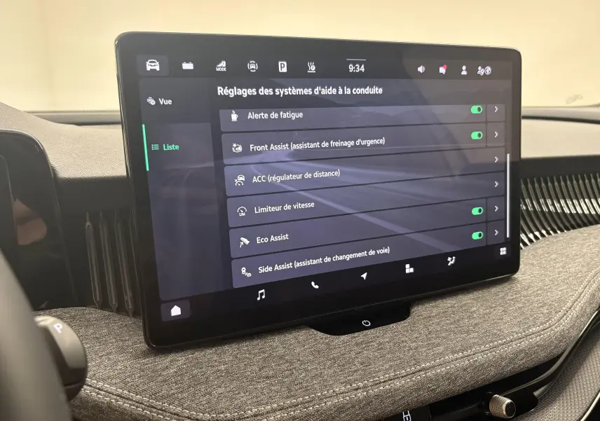 Écran tactile central affichant les réglages d’aide à la conduite dans l’habitacle d’une Skoda Superb Combi 2025.