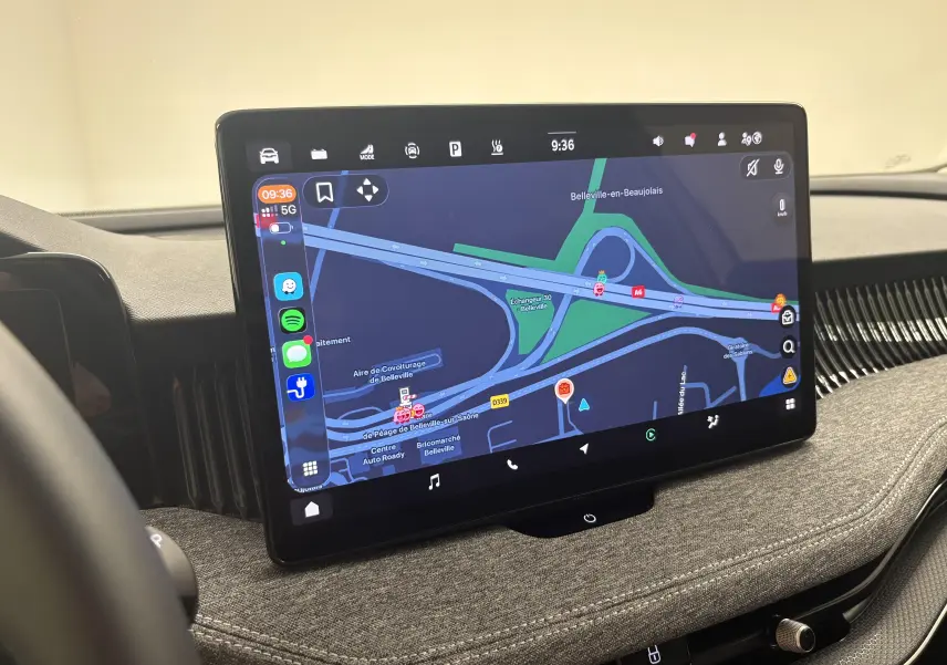 Écran tactile central du tableau de bord avec navigation GPS affichée dans une Skoda Superb Combi 2025.