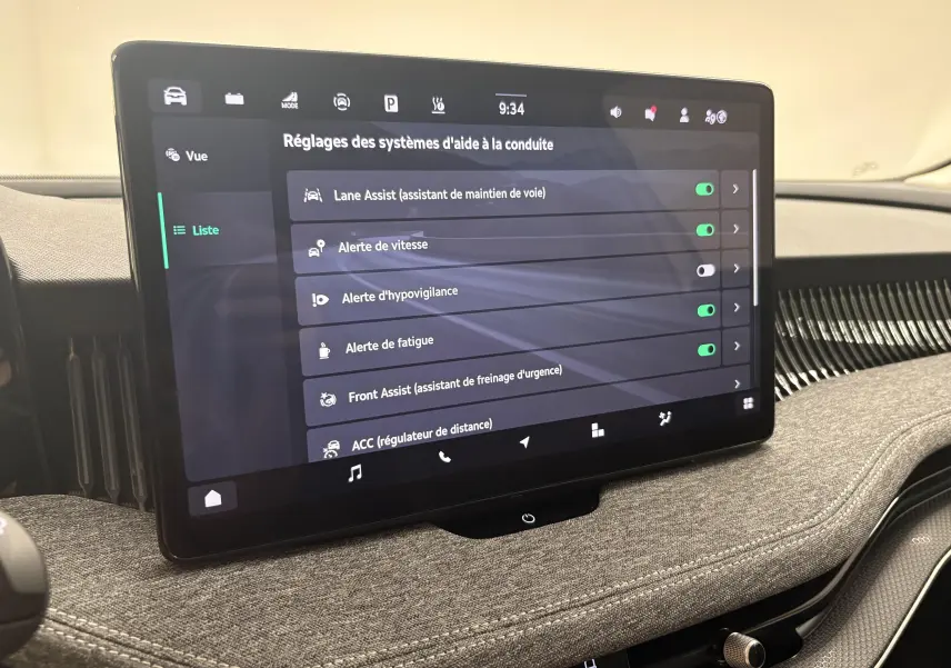 Écran tactile central affichant les réglages d’aide à la conduite dans l’habitacle d’une Skoda Superb Combi 2025.